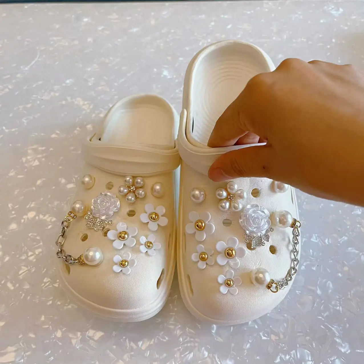 Hot Sale 1 Set Women's Sandals New Designer Croc Charms Gemstone Cool Shoe Decorations Pearl Metal Accessories New