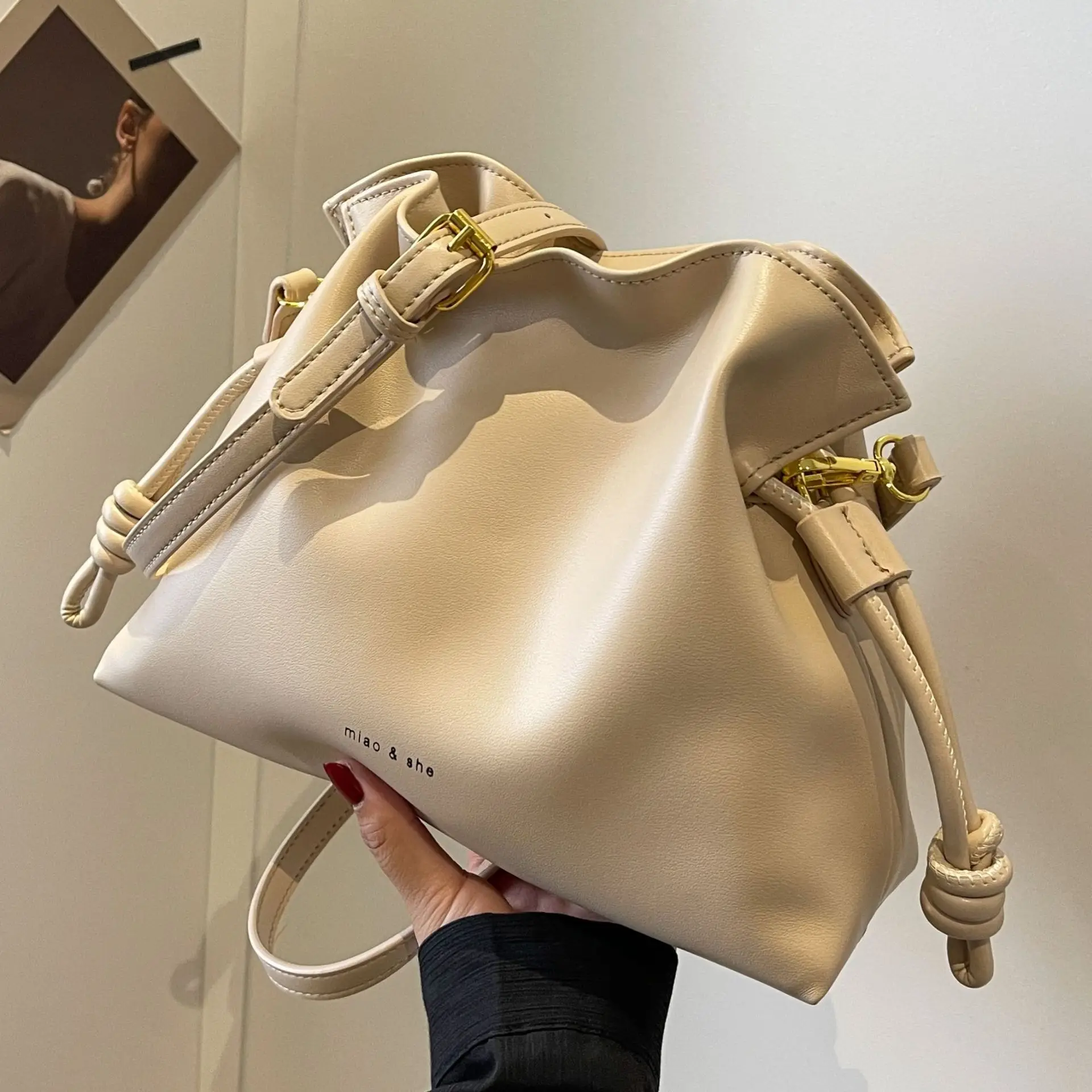 

Niche design high-end feel bucket bag for women's large capacity commuting bag 2023 new drawstring shoulder bag underarm bag