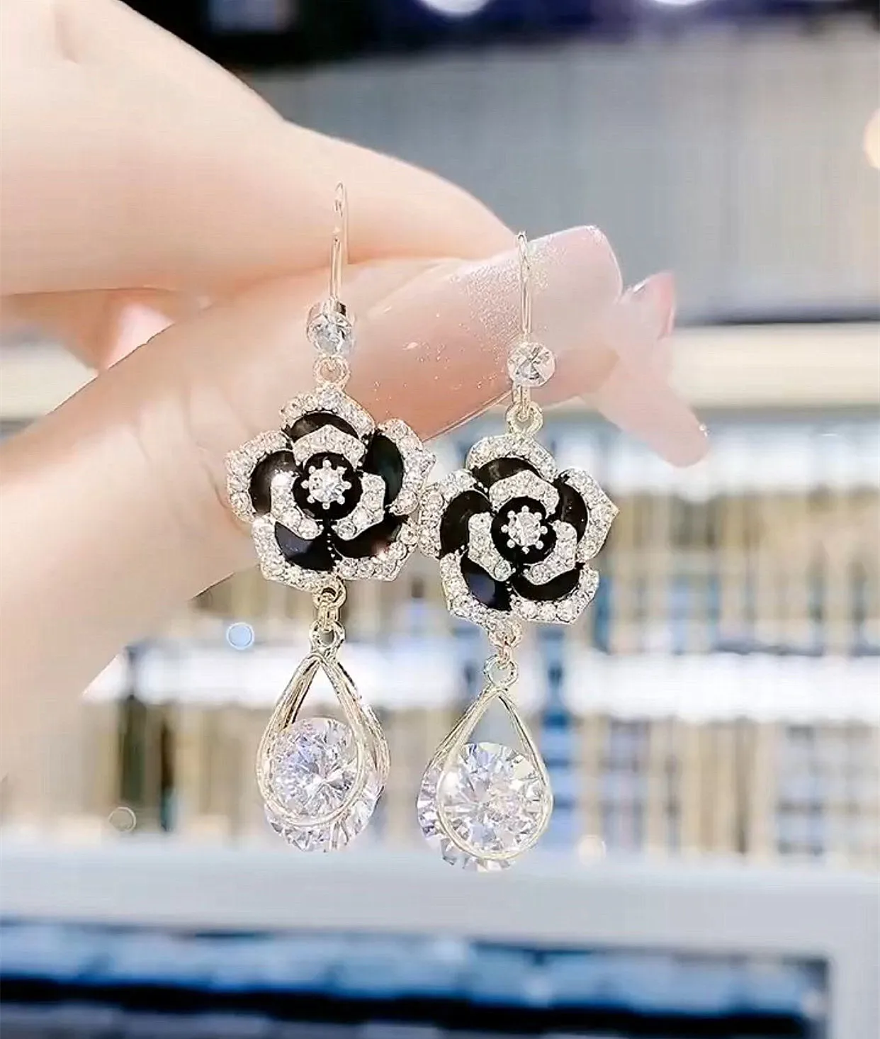 

2021 New Retro Harbor Style Flower Zircon Tassel Earrings Feminine Full Diamond Rose Earrings Earrings