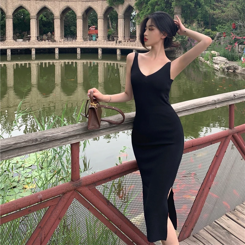 

Женское длинное облегающее платье с V-образным вырезом