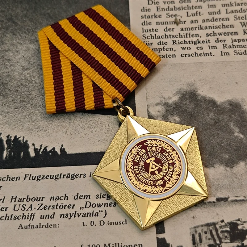 Фото Реплика боевой медали Германной Демократической Республики «Служить народу и Родине», коллекционный предмет. №2