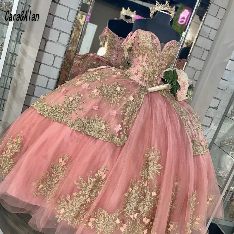 

Элегантные мексиканские платья Quinceanera Cara & Alan 2023, платья с цветочной аппликацией и бисером 15 лет, милое 16-летнее конкурсное платье
