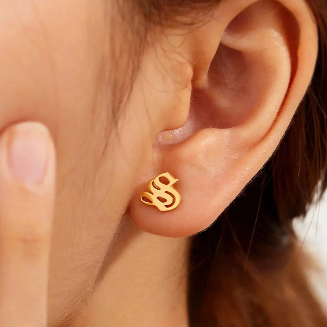 Серьги-гвоздики в винтажном стиле с изображением шрифтов