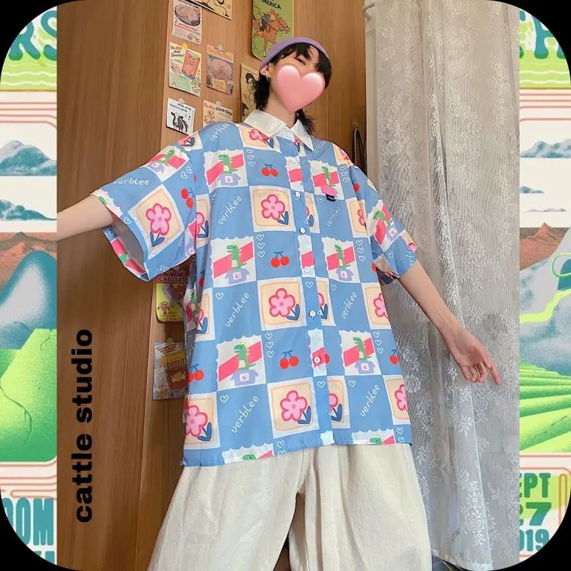 

Женская рубашка с коротким рукавом, клетчатая Повседневная рубашка с отложным воротником и маленьким динозавром вишни, корейский стиль, на пуговицах, для студенток, Новинка лета 2023