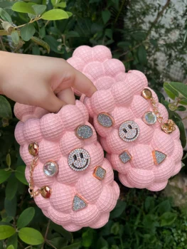 2022 nuove donne di arrivo diapositive a bolle di colore rosa con ciondoli a forma di sorriso pantofole a bolle di catena di design di lusso sandali da spiaggia all'aperto
