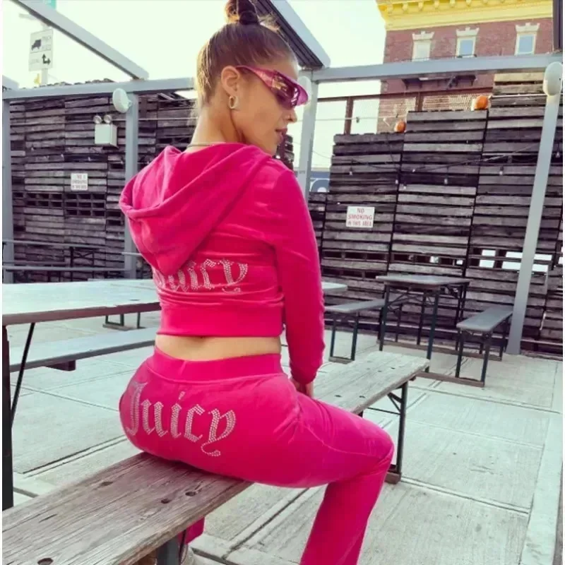Фото Премиум косплей-костюм для женщин Juicy Couture: зимний комплект из бархата с декором из страз, длинные рукава, брюки, худи, спортивный костюм на молнии. №3