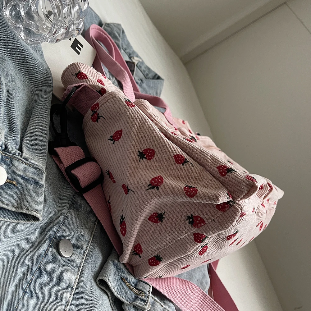 Женская клубничная сумка через плечо стильная с регулируемым ремешком