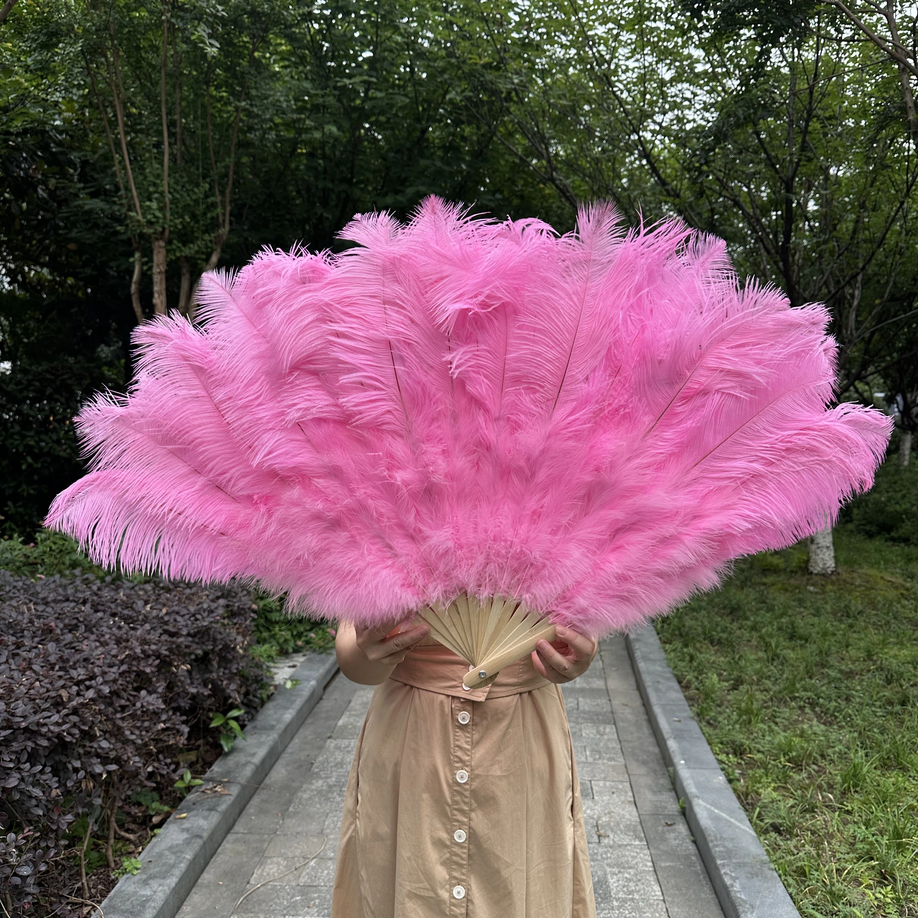 

Розовые веера из страусиных перьев