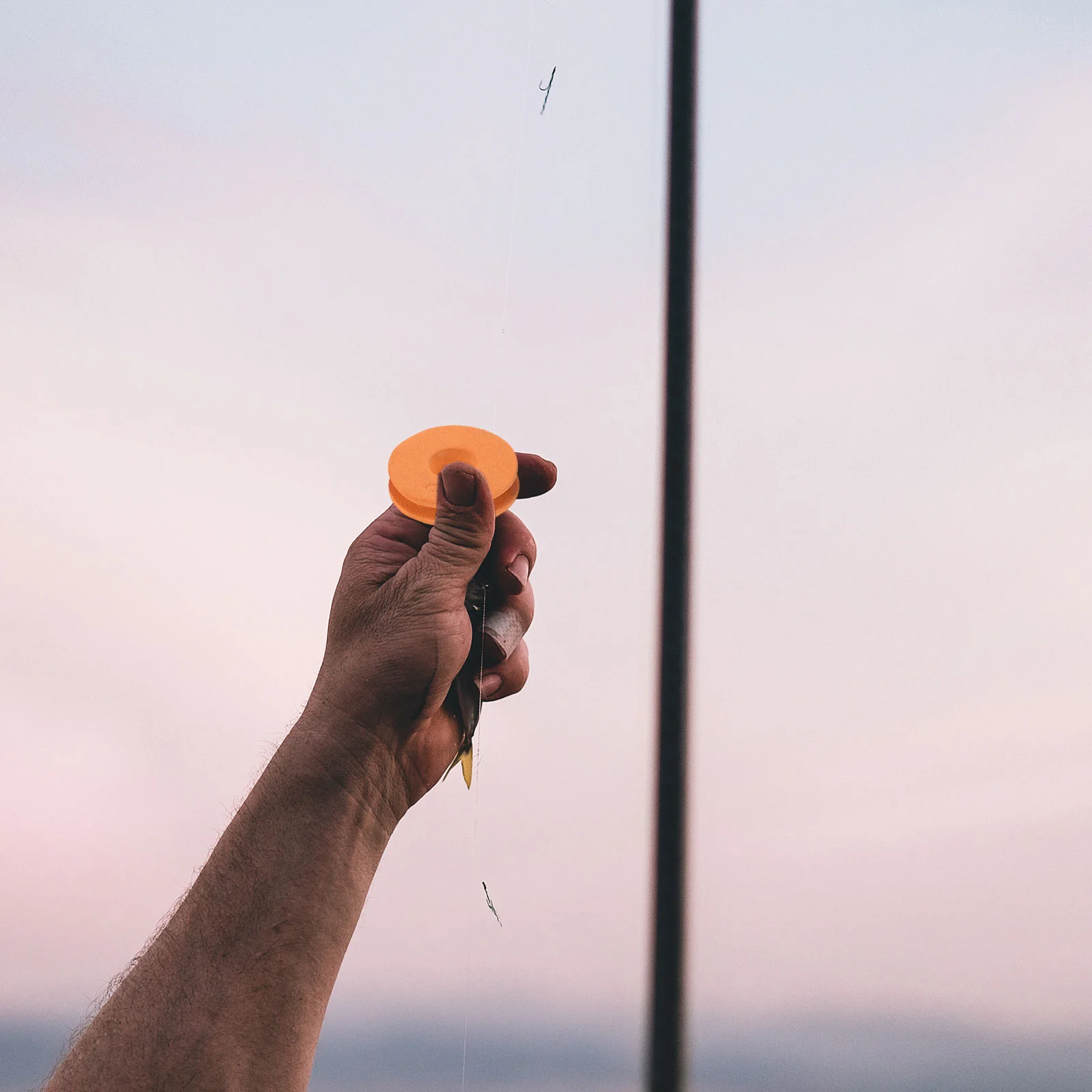 100pcs Fishing Line Bobbin Spools Round Shape Reels Tackle (Multicolor) line spools