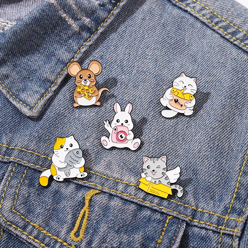 

Cartoon Cat Eating Fish Pins Rabbit Playing Mobile Phone Modeling Paint Backpack Alloy Brooch Enamel Lapel Pins Badge Wholesale