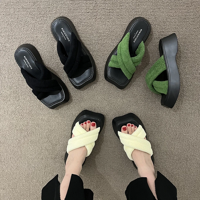 

Design Sense Niche Plush Slippers Women's Summer Wear 2022 New Net Red Thick Bottom Explosion Style Slippers High-end Sense