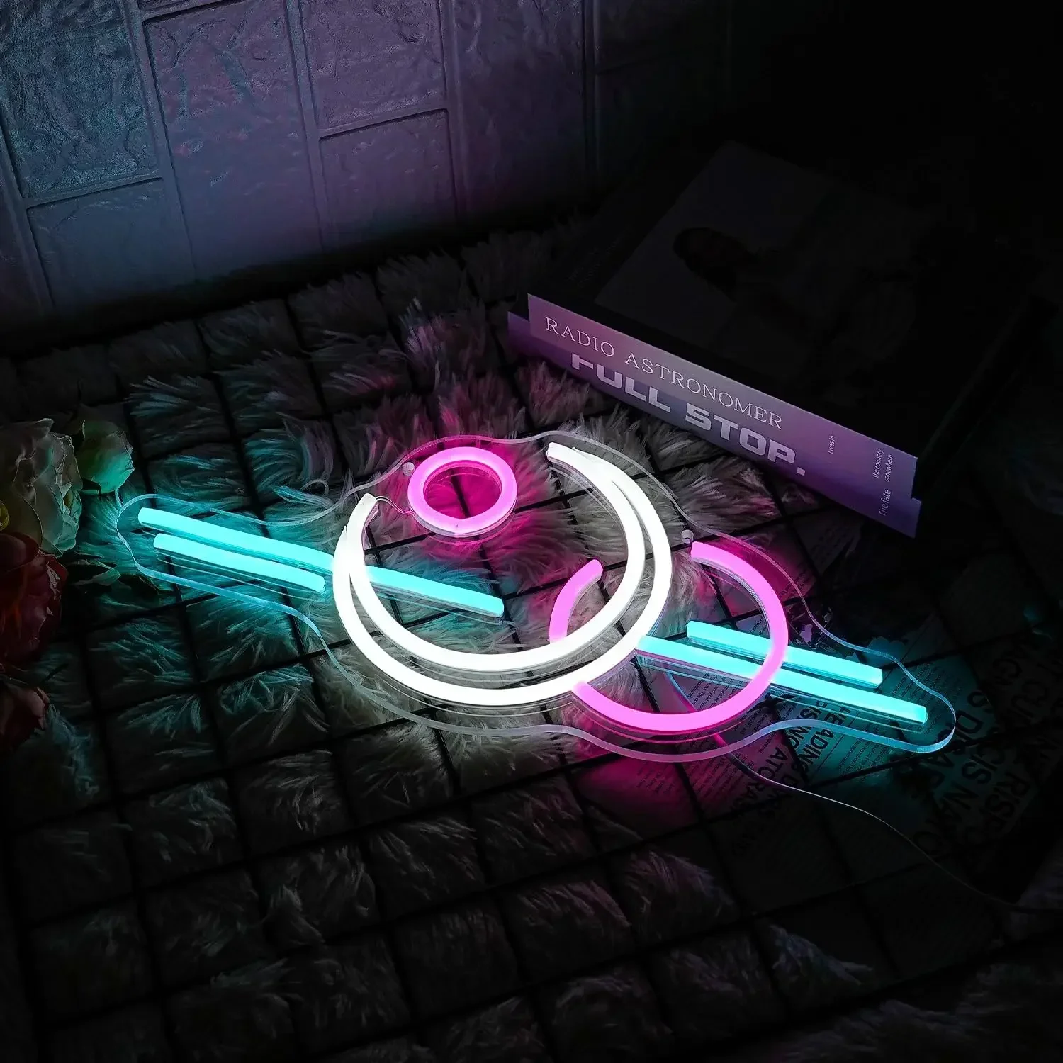 Неоновая вывеска в виде Солнца и Луны