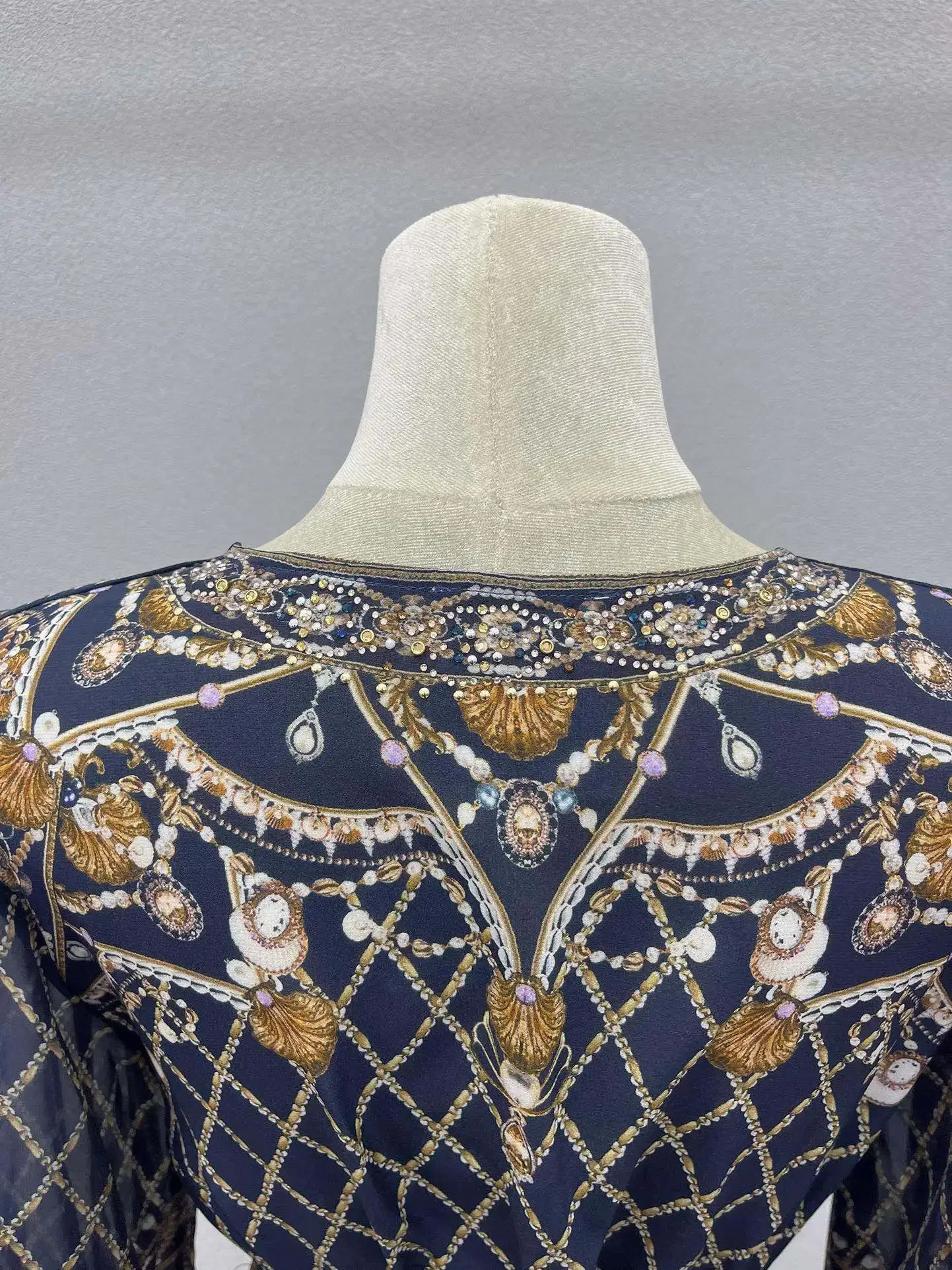 Женское мини-платье из 100% шелка с V-образным вырезом и рукавами-фонариками