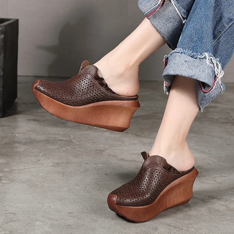 

Роскошные брендовые Шлепанцы из натуральной кожи для отдыха в национальном стиле с прорезями и губчатыми вставками на каблуках женская обу...