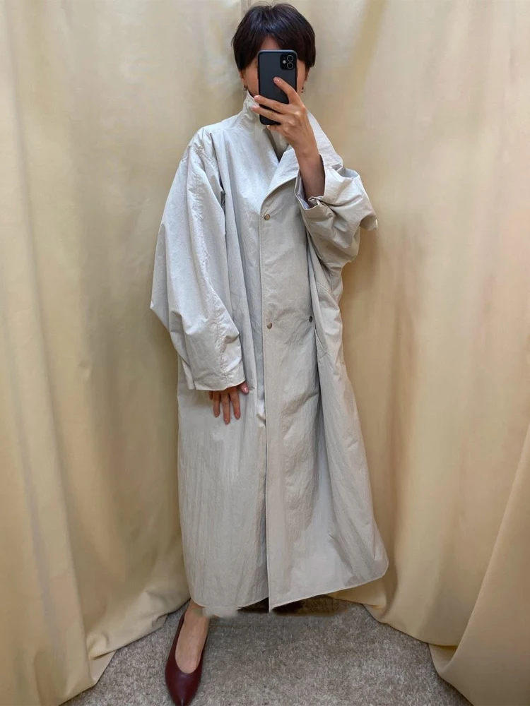 Фото Оверсайз тренчкот Off-White для женщин: длинный, с высоким воротником-стойкой, со спущенным плечом, легкая ветровка для весны и осени №4