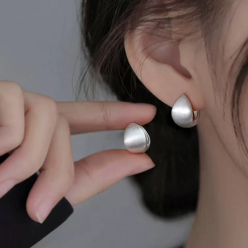 Фото Настоящие серьги-кольца из матового серебра 925 пробы для очаровательных женщин, изысканные ювелирные украшения, необычные классические минималистичные аксессуары №3