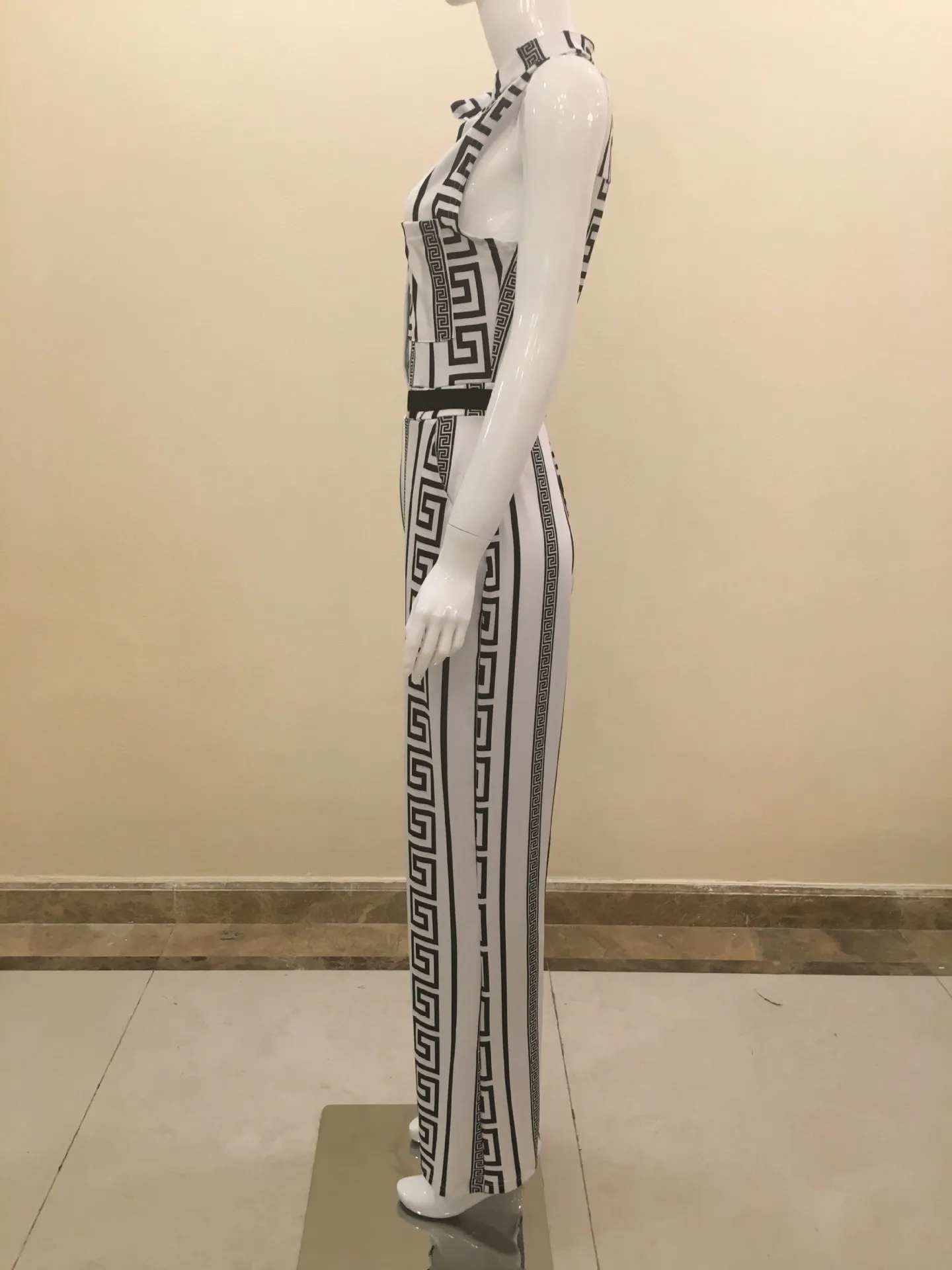 Женский комбинезон без рукавов с геометрическим принтом и V-образным вырезом