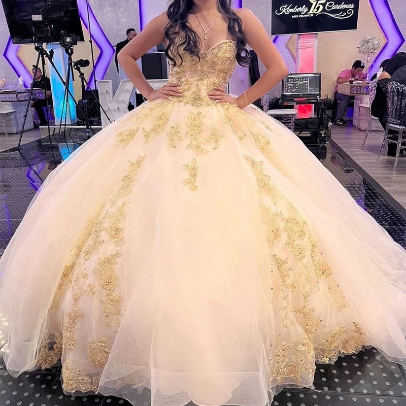 

Gold Ball Gown Quinceanera Dresses Sweetheart Appliques Beading Vestido De 15 Anos Masquerade Birthday Party Gowns