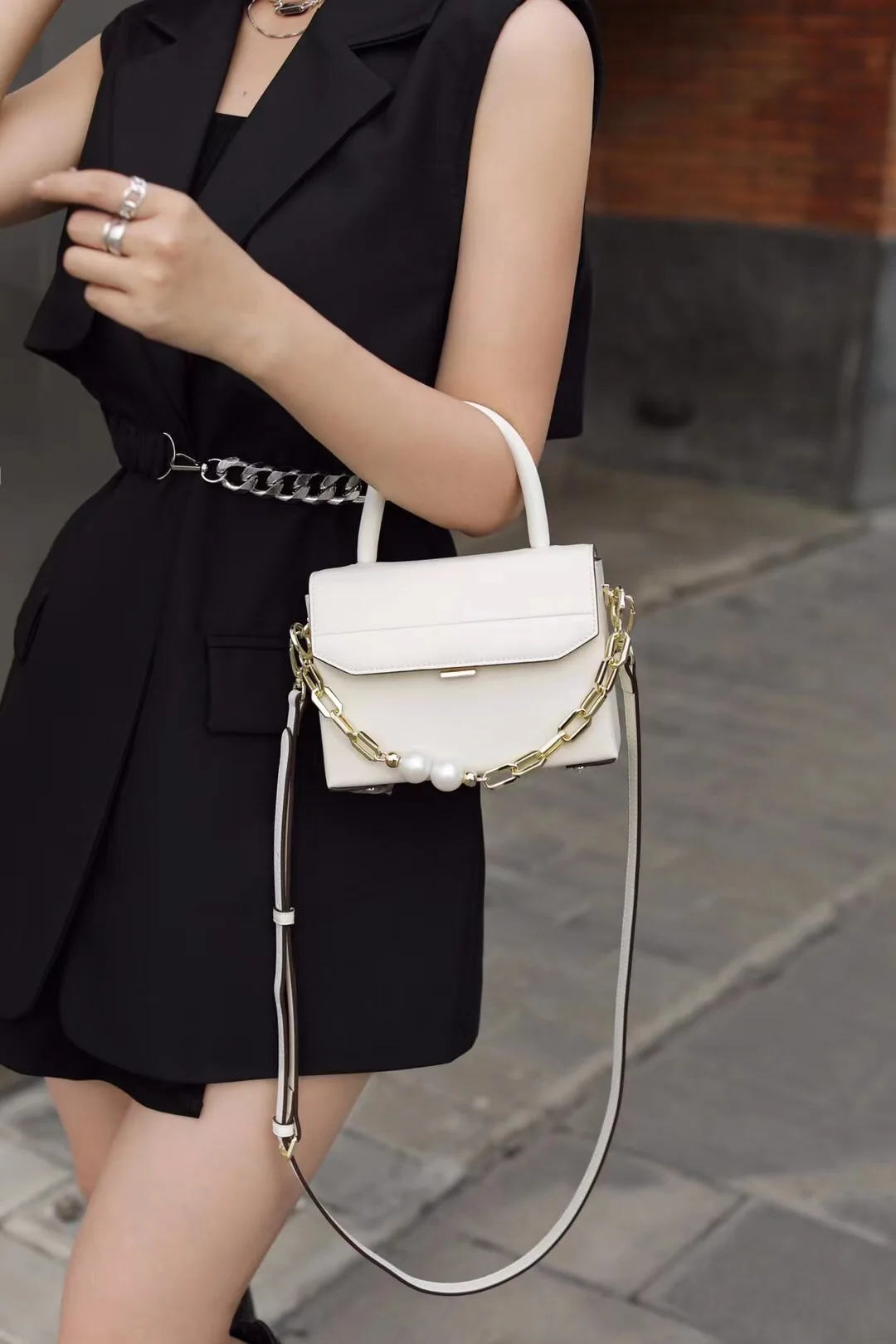 

Новинка 2022, модная нишевая Удобная Универсальная Портативная сумка-мессенджер на одно плечо с жемчужной цепочкой, маленькая квадратная жен...