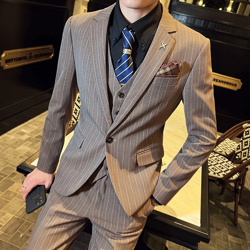 

High-end men's (suit + waistcoat + trousers) new fashionable and handsome striped three-piece groom and groomsmen British dress