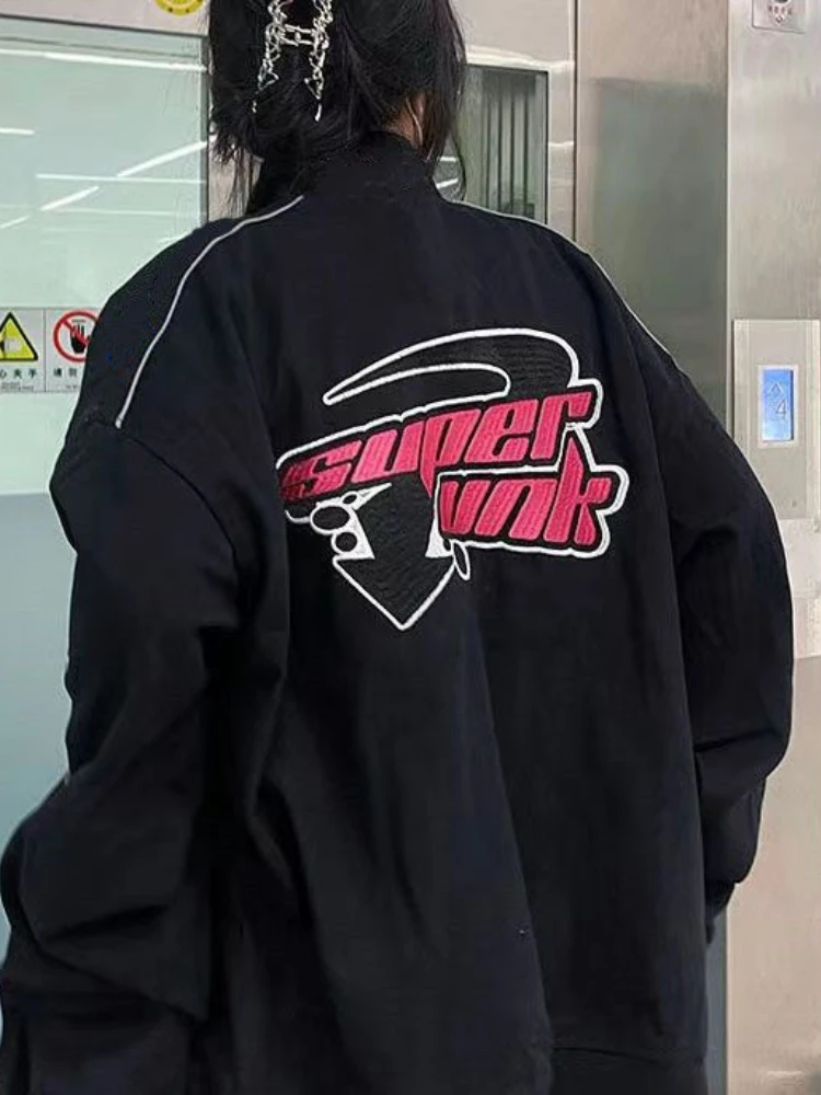 Женская куртка-бомбер на молнии с буквенным принтом |