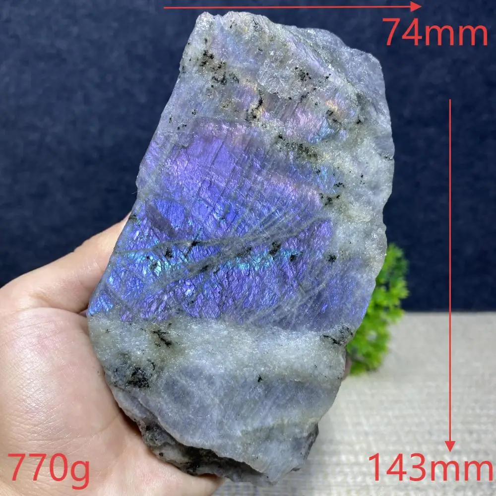 Необработанный кристалл лабрадорита