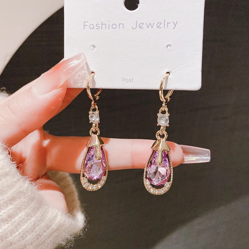 Женские серьги-подвески с зелеными фианитами