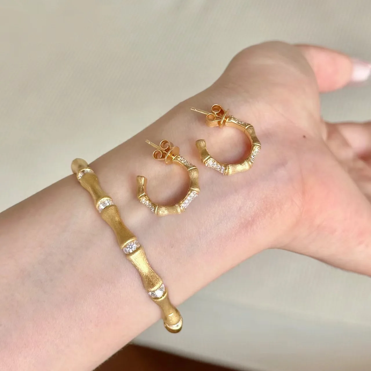 Комплект бижутерии из колье серёг и браслета