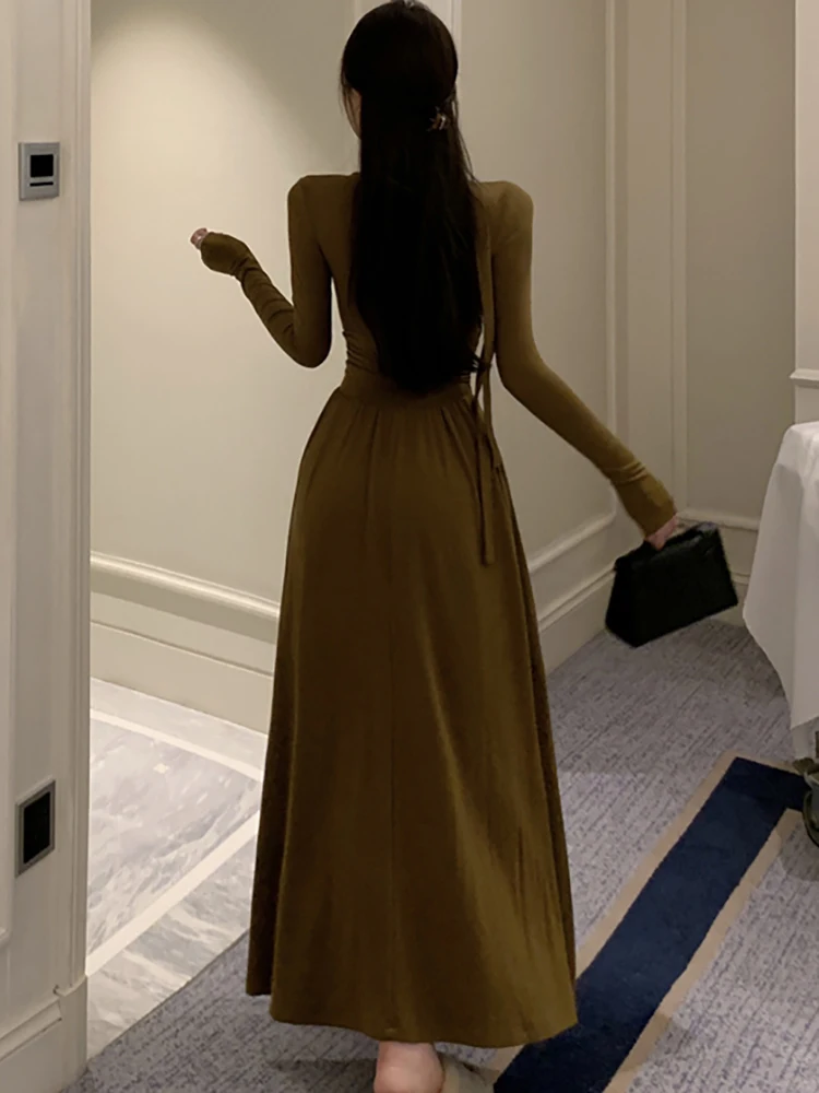 2024 Черное плиссированное сексуальное платье макси с длинным рукавом и v-образным