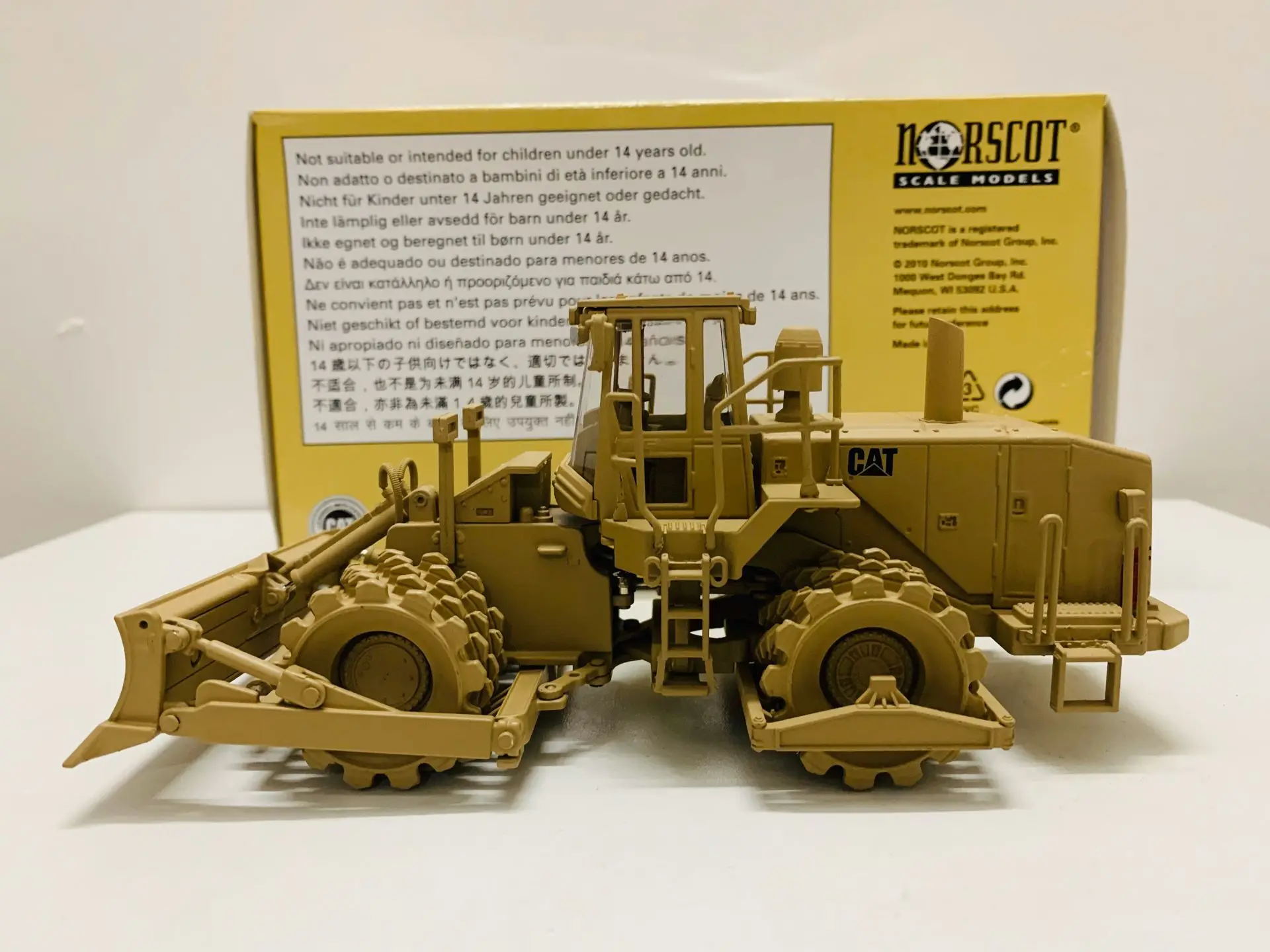 

Norscot Caterpillar Cat Military 815F Soil Compactor 1:50 Scale DieCast Model 55254 New in Box
