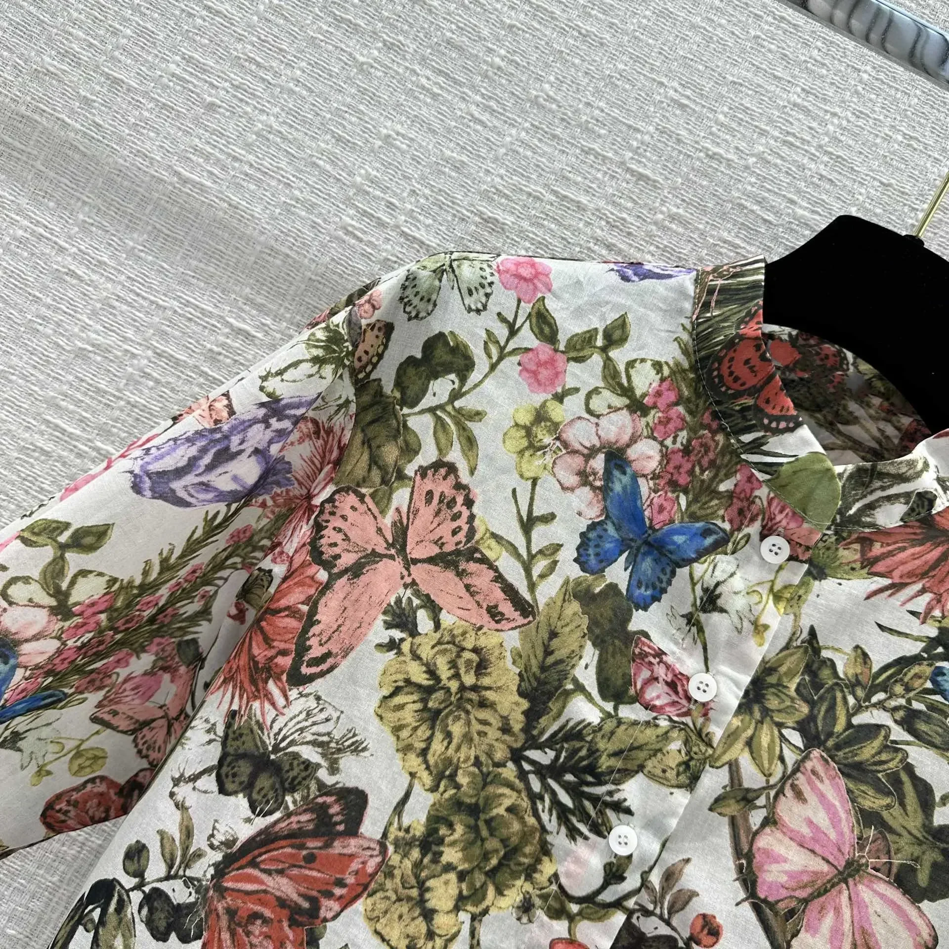 Осень/зима 2023 новая рубашка с принтом бабочки и рисунком спереди короткая сзади