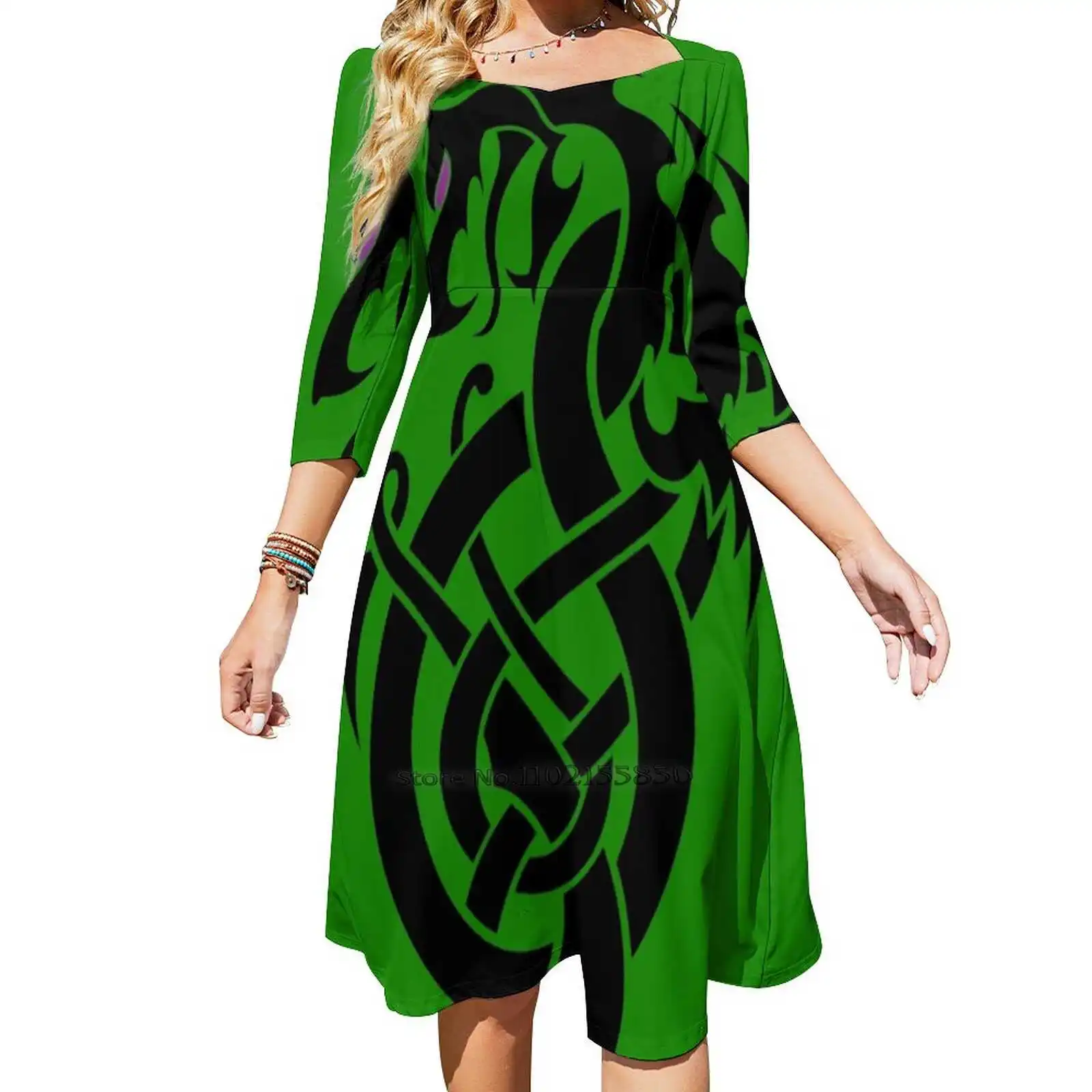 Платье свободное с V-образным вырезом и коротким рукавом принтом