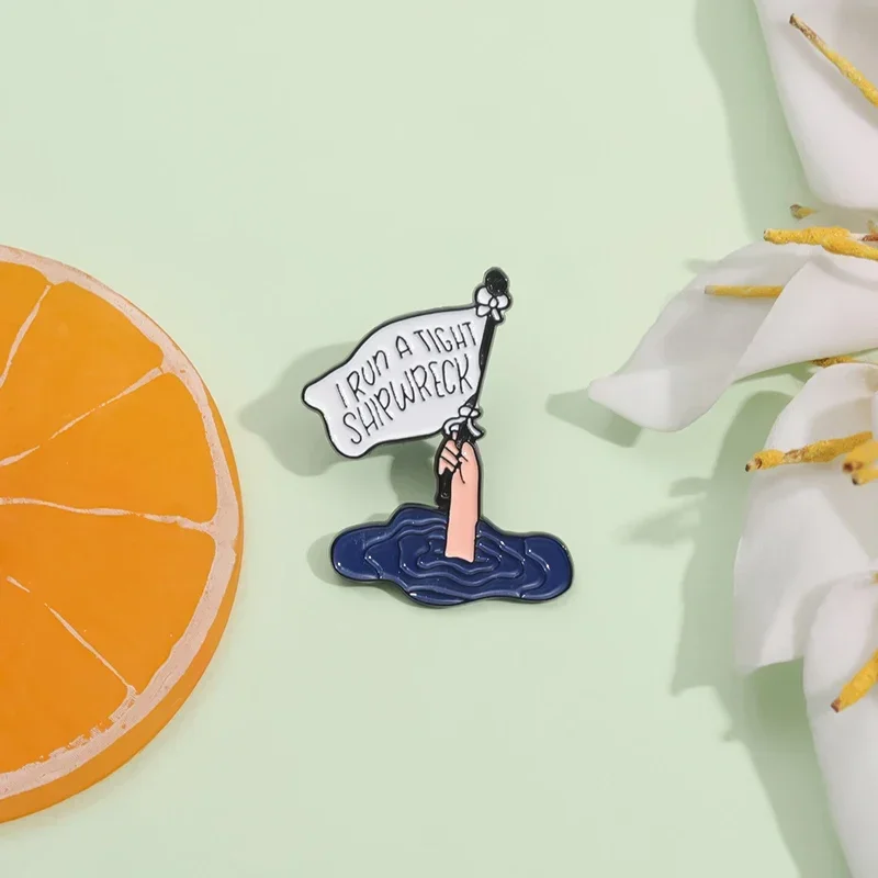 Брошь с эмалированным покрытием в виде знака белым флагом