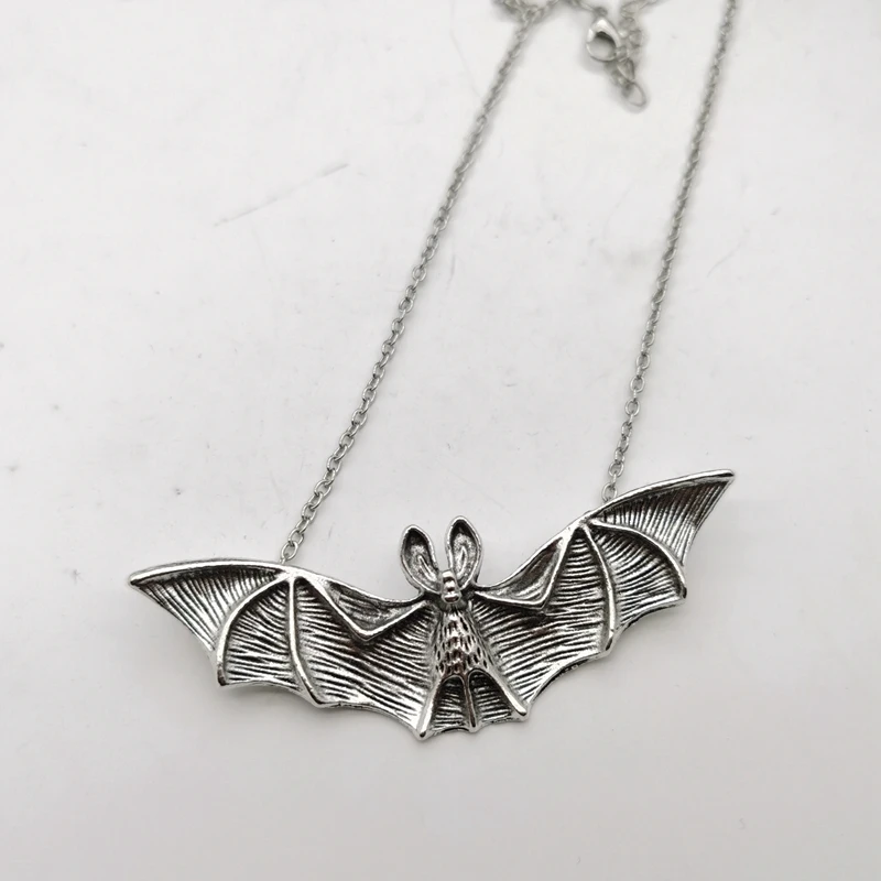 Ожерелье с висячком в форме кровососущей летучей мыши в стиле панк-готик с жемчужными бусами для женщин. Цепочка в комплекте. Идеально подходит для создания образа хип-хоп девушек. Ювелирный подарок.