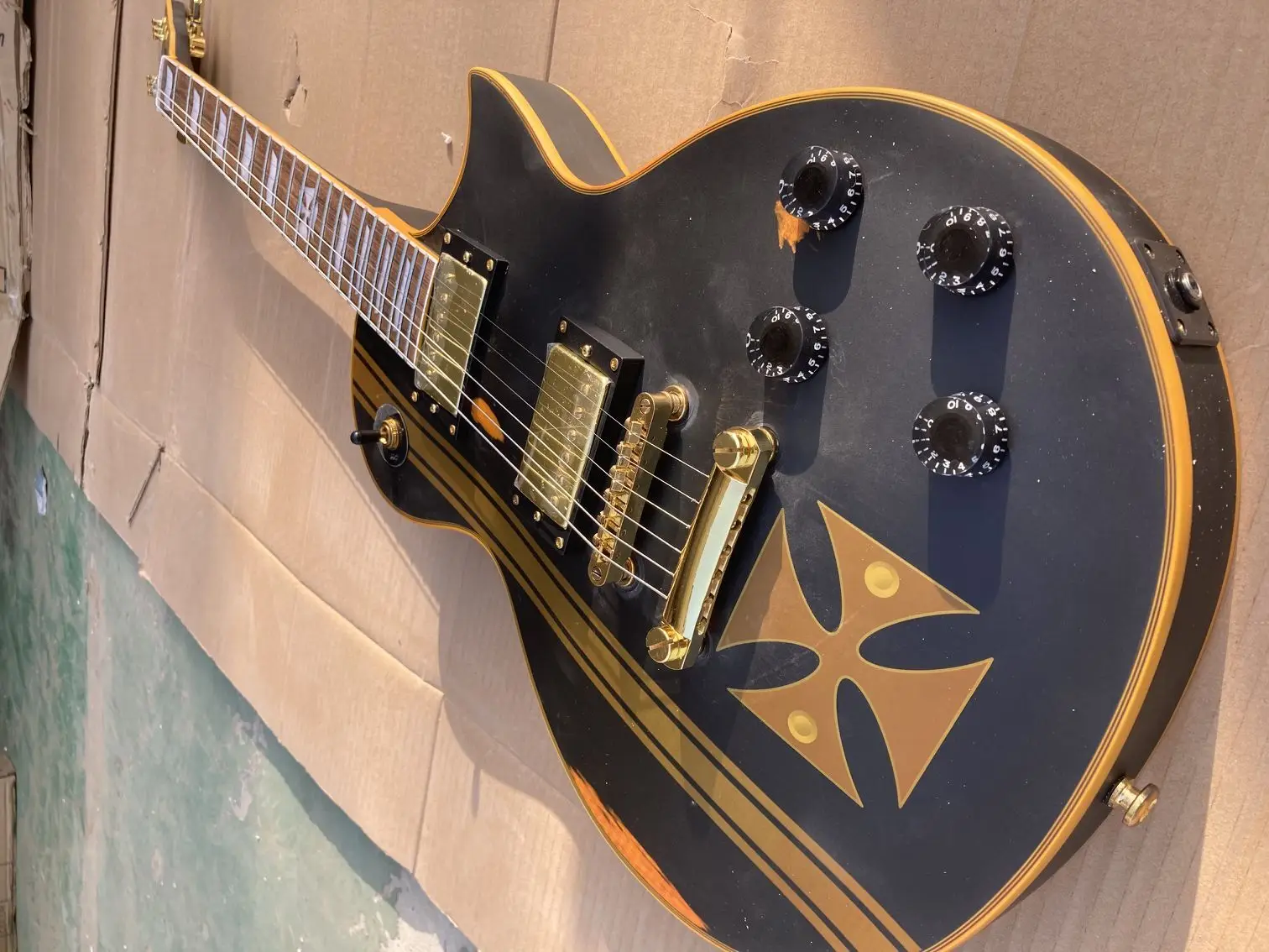 

Матовая черная стандартная серия E S P, электрическая гитара James Iron Cross Do, Стареющая, с золотым оборудованием, аналогичная реальным фотографиям, 2024