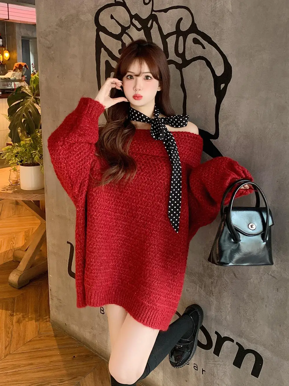 Рождественский красный вязаный свитер средней длины с открытыми плечами женский