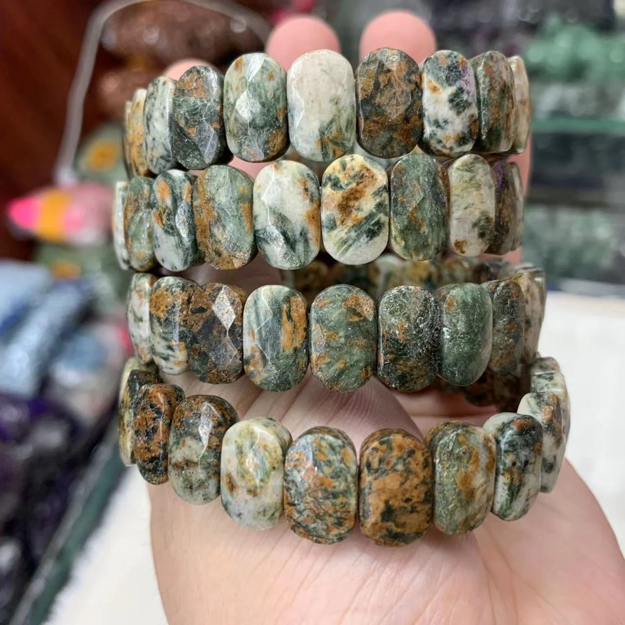 

Женский браслет с натуральными драгоценными камнями