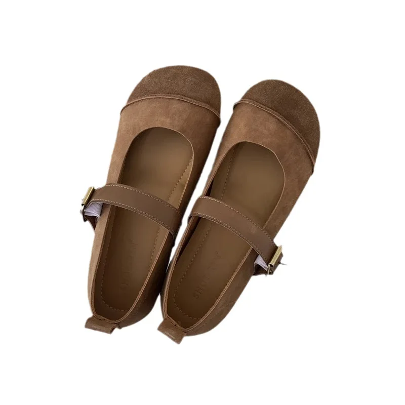 Женские туфли на плоской подошве с круглым носком