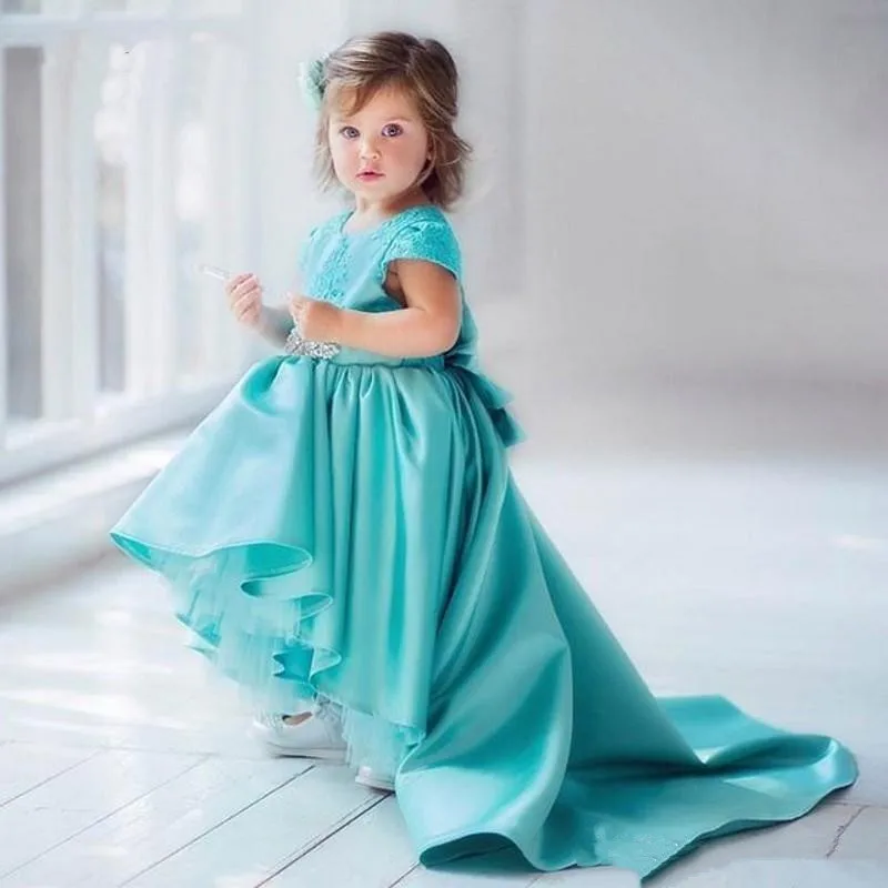 

Lovely Baby Flower Girls Dresses 2022 O-Neck Lace Short Sleeves Comunion Niña Bow High Low Ruched Robe Mariage Enfant Fille
