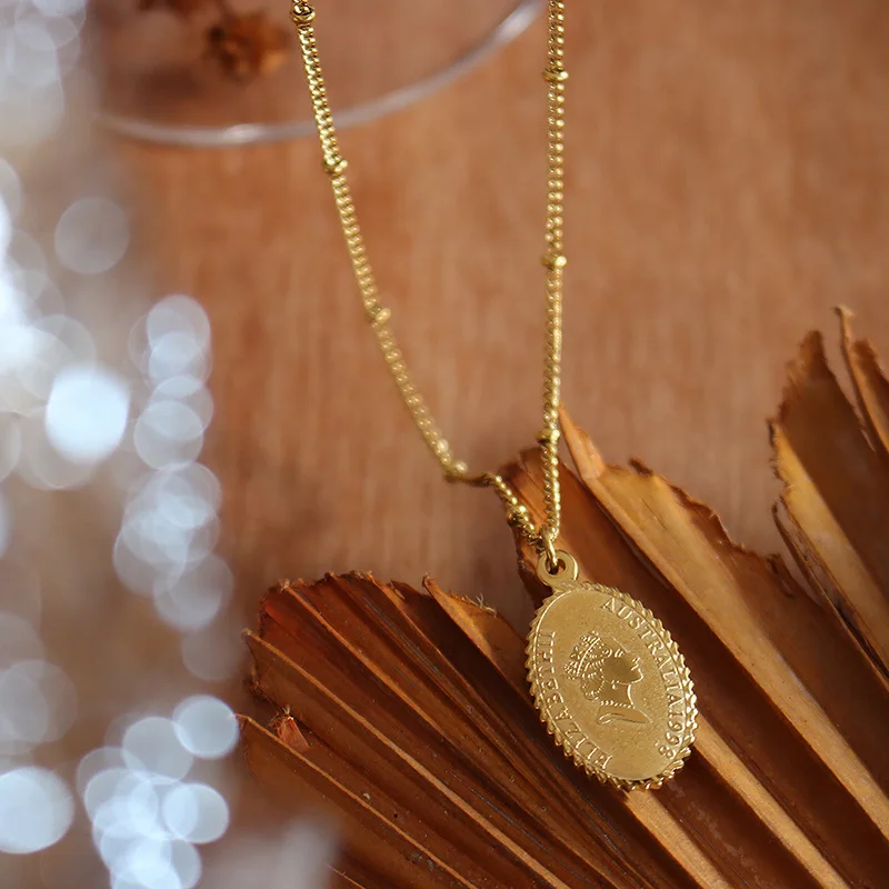 

Hot Sale Retro Oval Pendant Necklace Figure Necklace Autumn and Winter Accessories Women's Jewelry