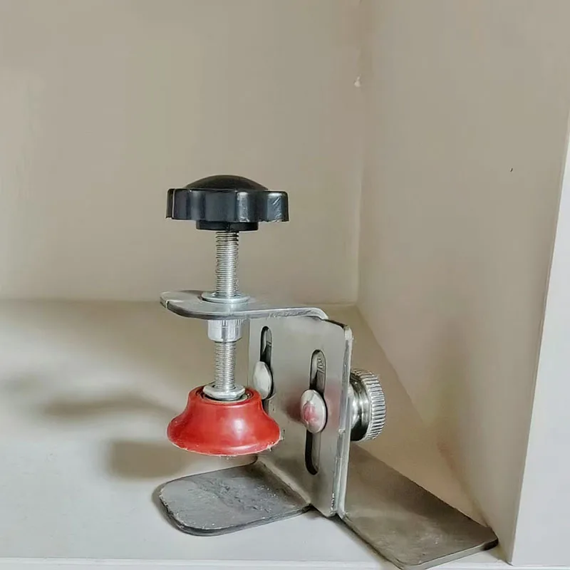 Монтажный зажим для двери шкафа