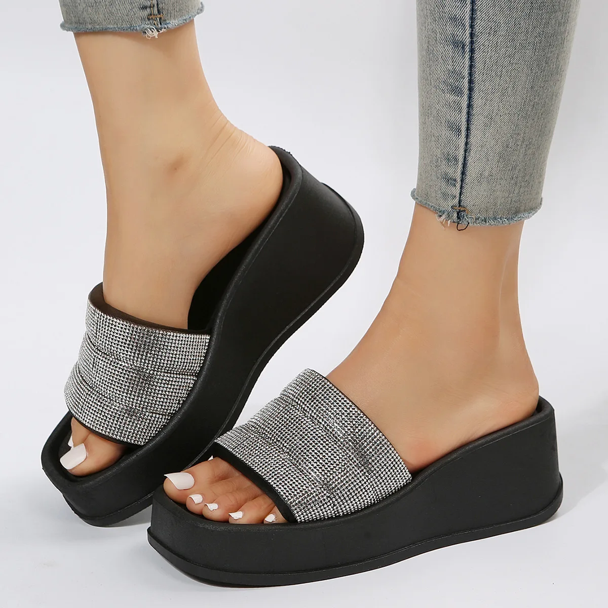 2023 Women's Slippers New Wedge-heeled One-line Rhinestone Sandals Women's Fashion Square Head Simple Beach Slippers