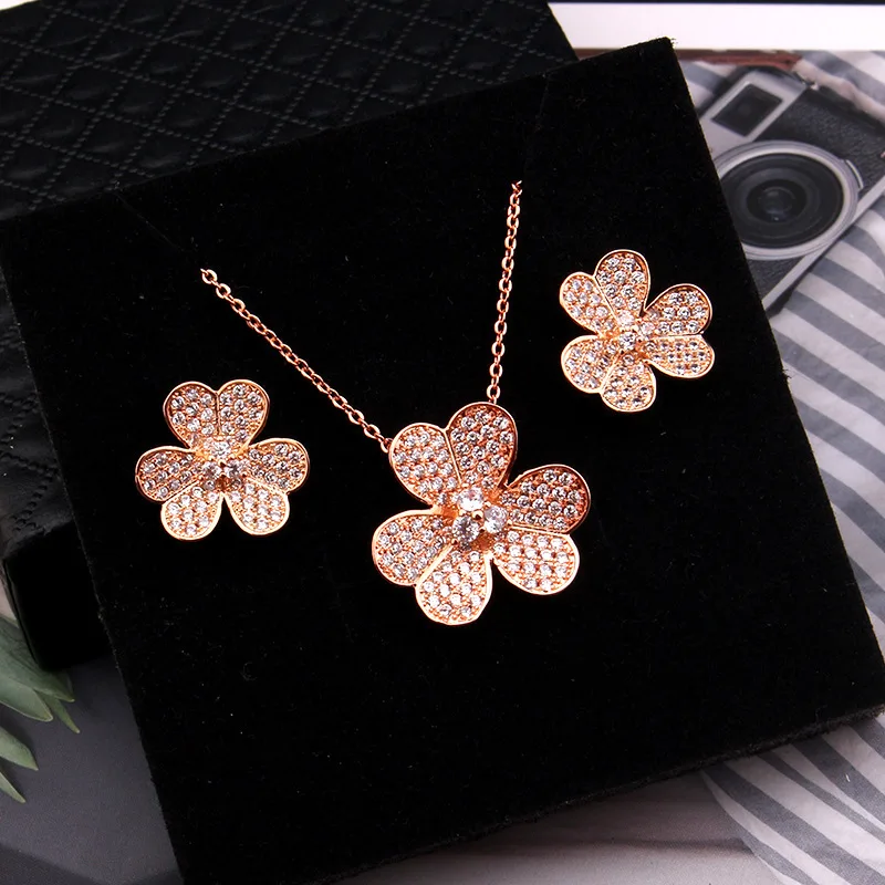 

Clover Plum Full Diamond Necklace Stud Earrings Set Fashion Jewelry Set Women's Birthday Gift Party Souvenirs