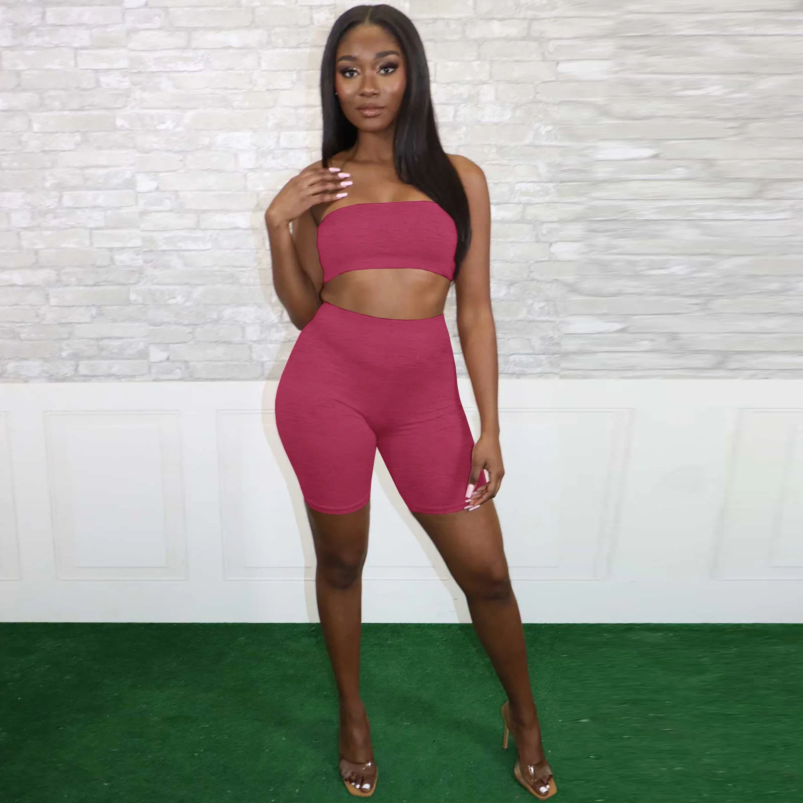 Костюм женский летний из топа и шортов без бретелек |