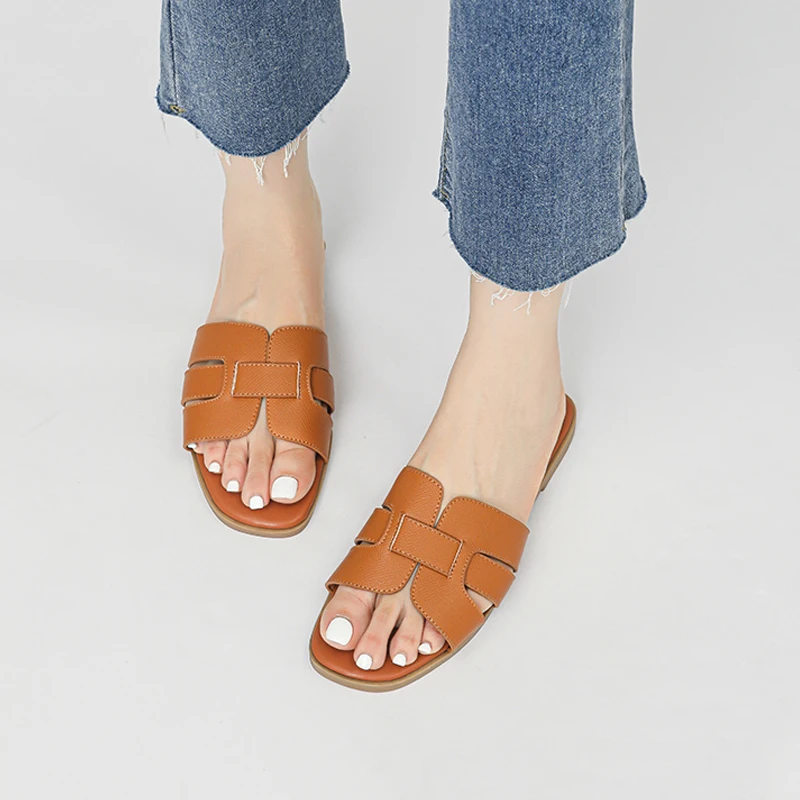 Женские тапочки на плоской подошве модная удобная и нескользящая обувь с