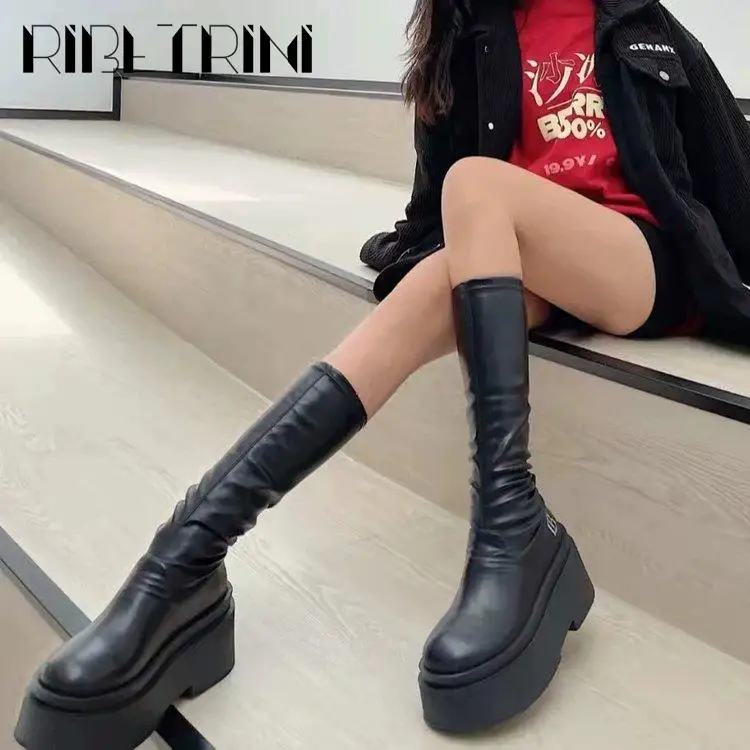 Женские ботинки до середины икры на массивном блочном каблуке