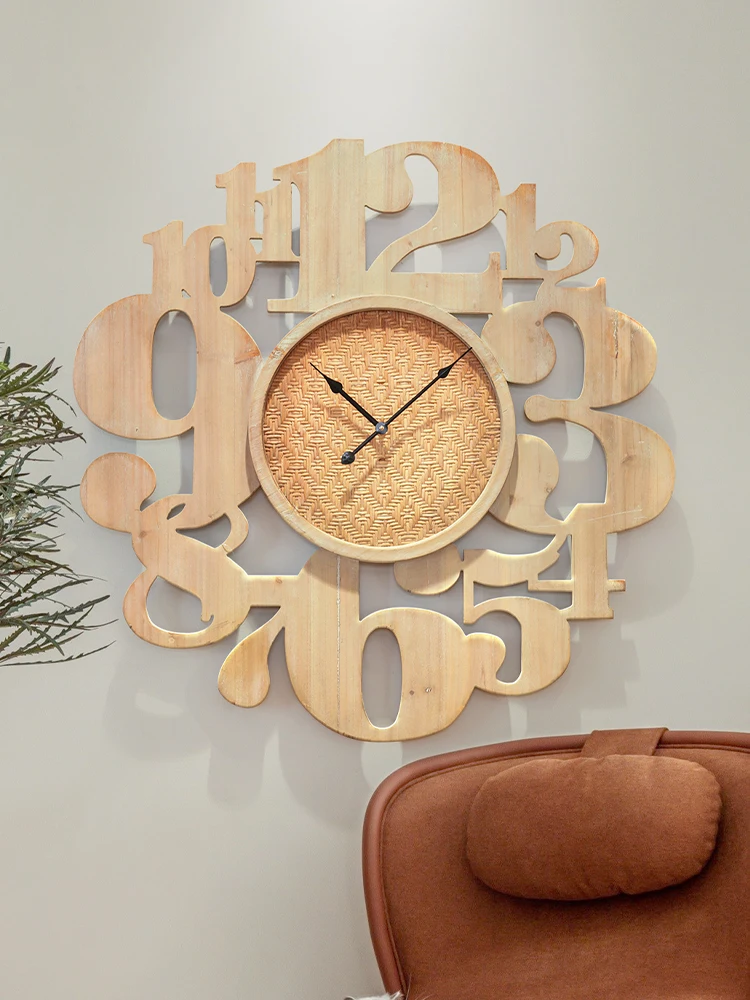 Детская комната с уникальными деревянными декоративными настенными часами для