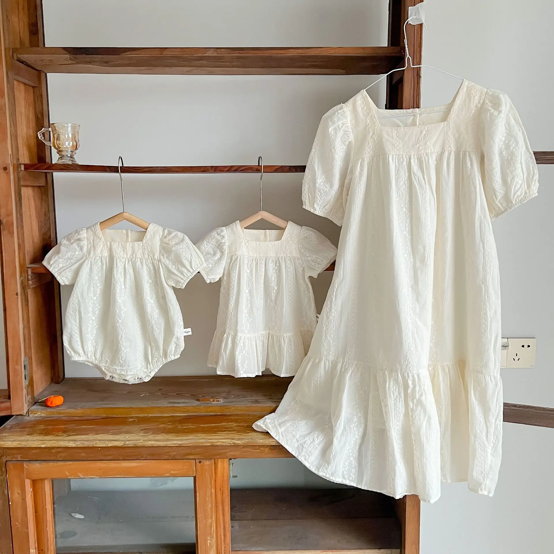 

2023 Korean Summer Baby Girl Family Look Cotton Short Sleeve Jacquard Loose Infant Girl Romper Toddler Girls Dress Outfits