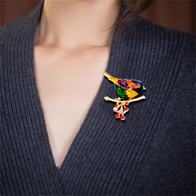 Женская брошь в виде птицы