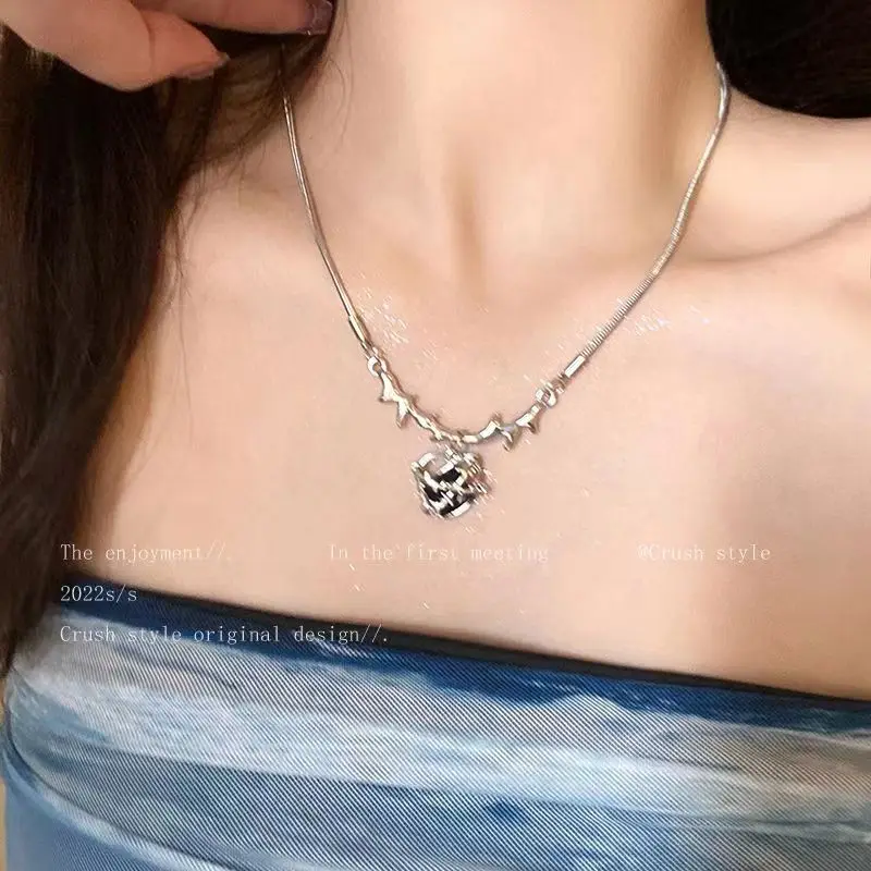 

Fashion Metal Irregular Heart Shape Pendant Hip Hop Chokers Necklaces For Women Clavicle Trendy Goth Statement Jewelry
